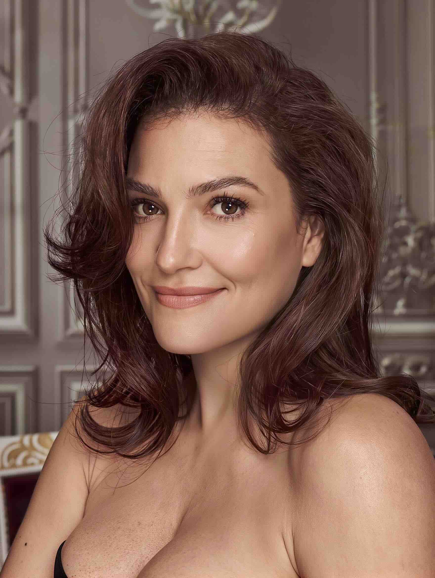 Naturally wavy shoulder-length haircut for a plus-size woman over 40