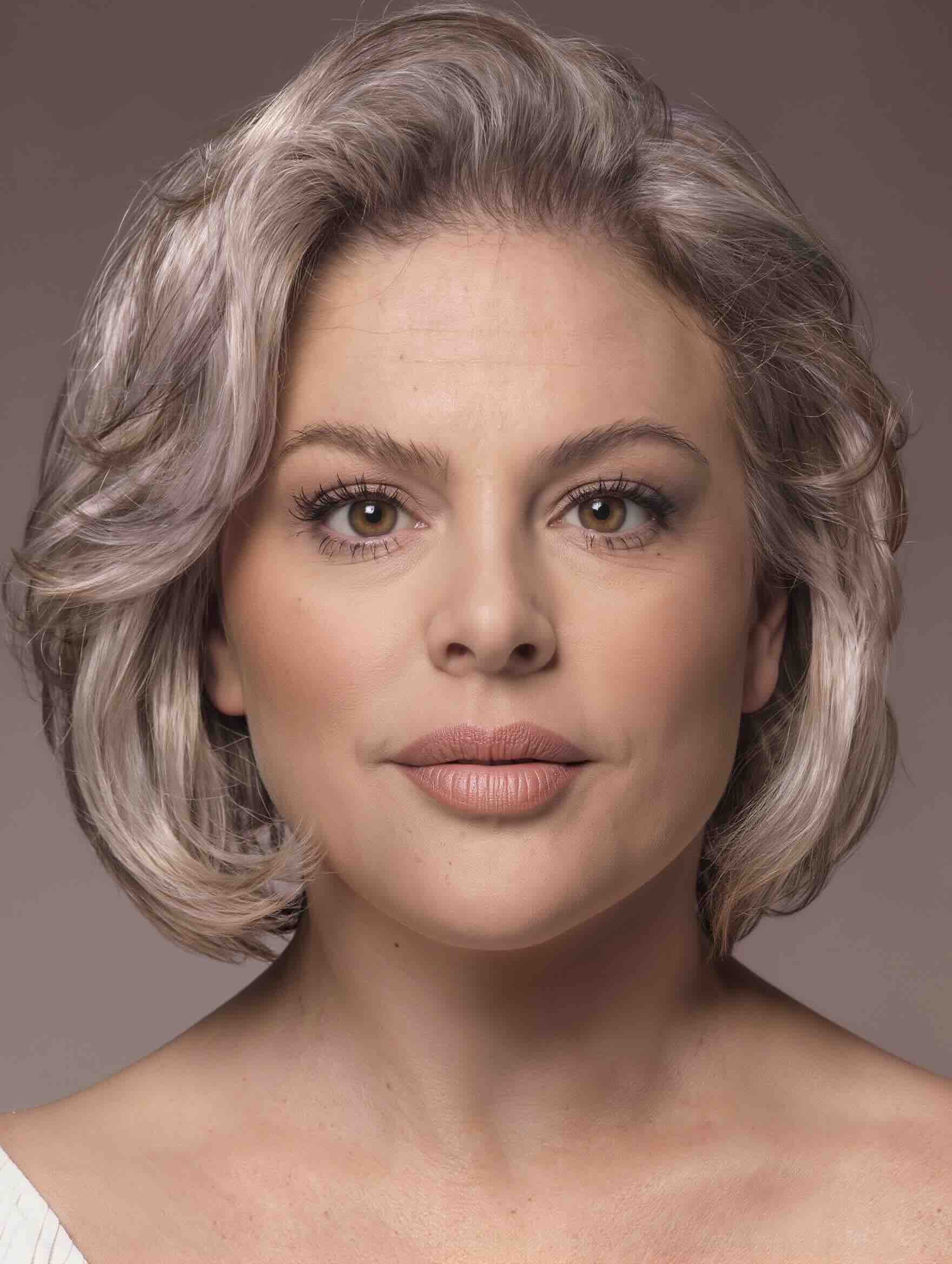 Collarbone-length layered lob that makes fine hair look fuller on a plus-size woman over 40